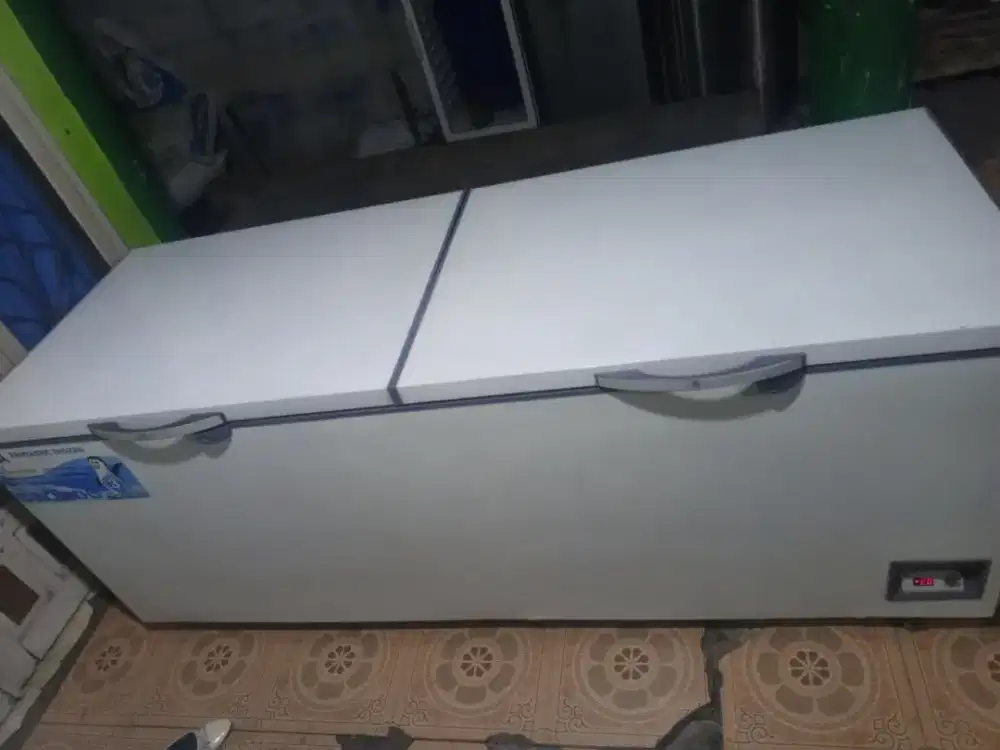 Frizzr box merek Gea ukuran 1200Liter
