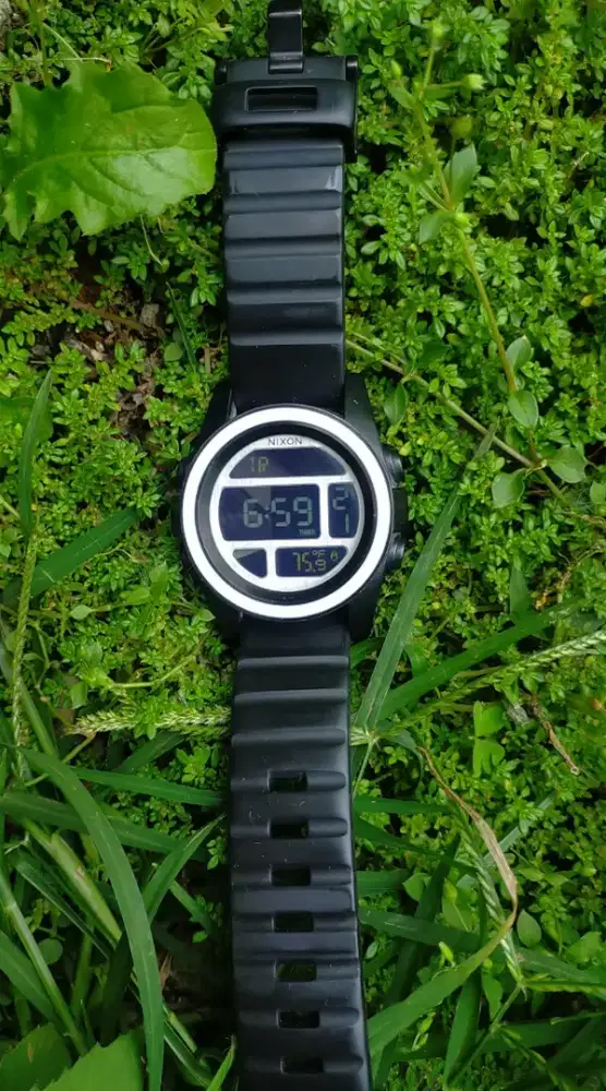Jam tangan Nixon original bekas