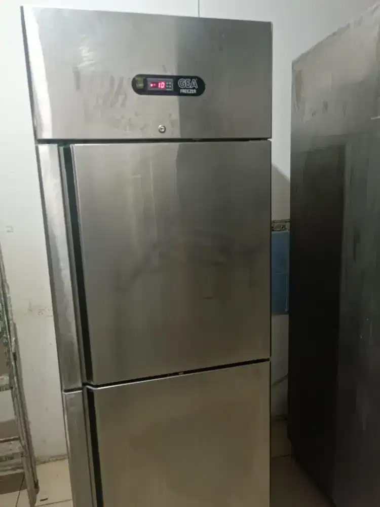 Upright freezer GEA urf 550 2D
