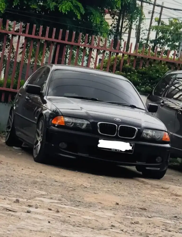 BMW e46 325i 2001 blue on black