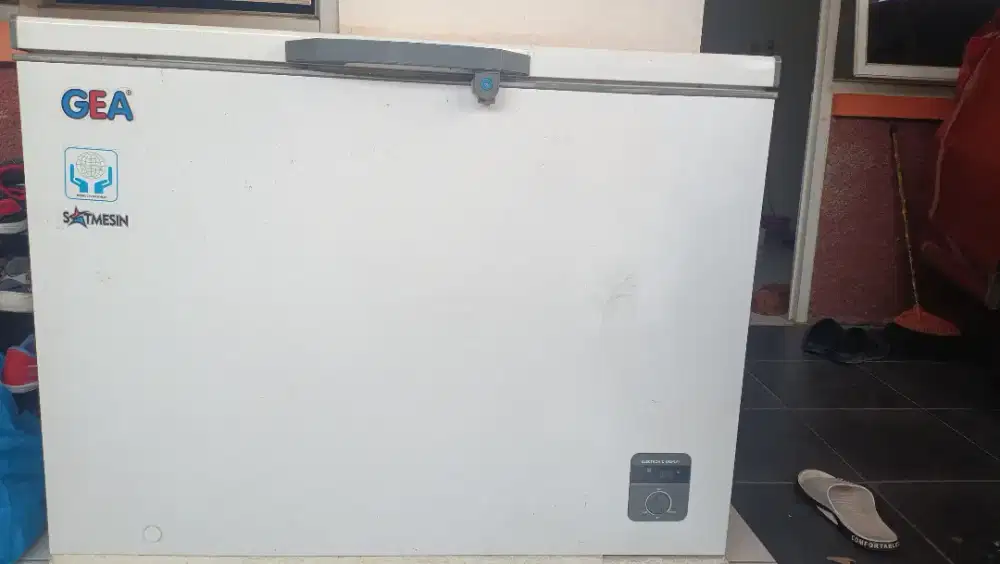 GEA FREEZER kondisi 99%