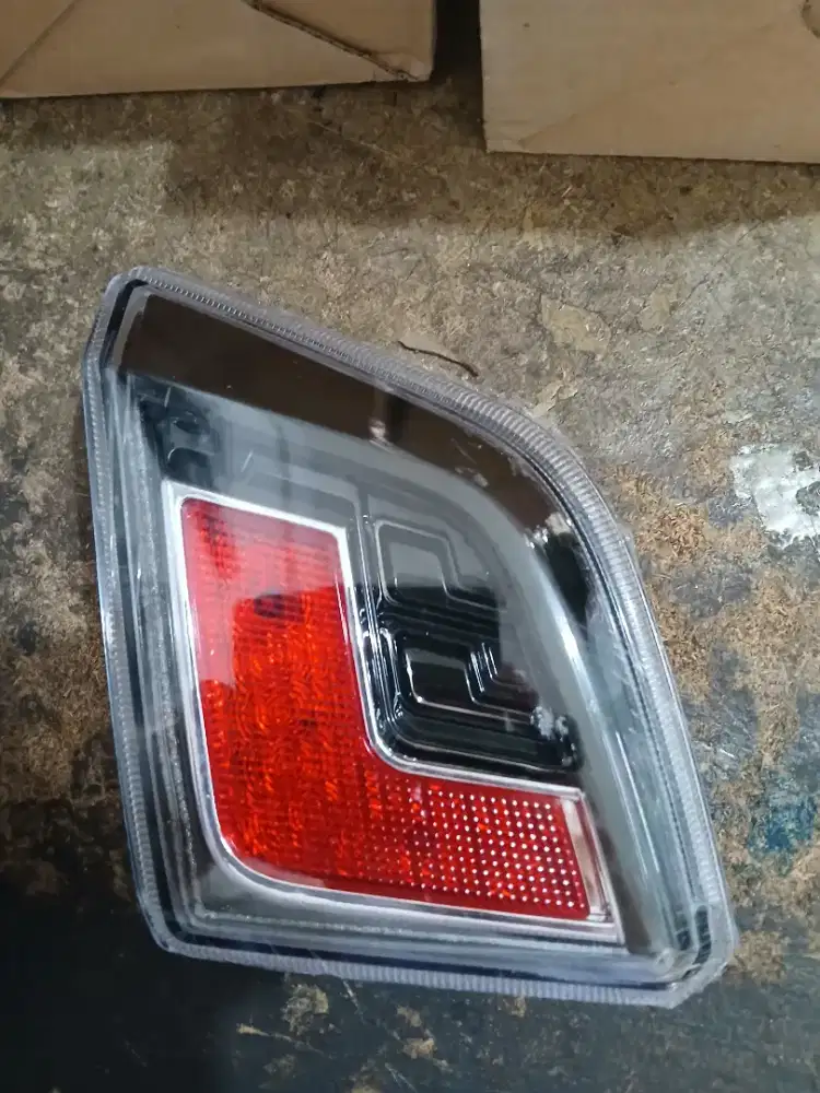 Reflektor pintu bagasi agya ayla 2019
