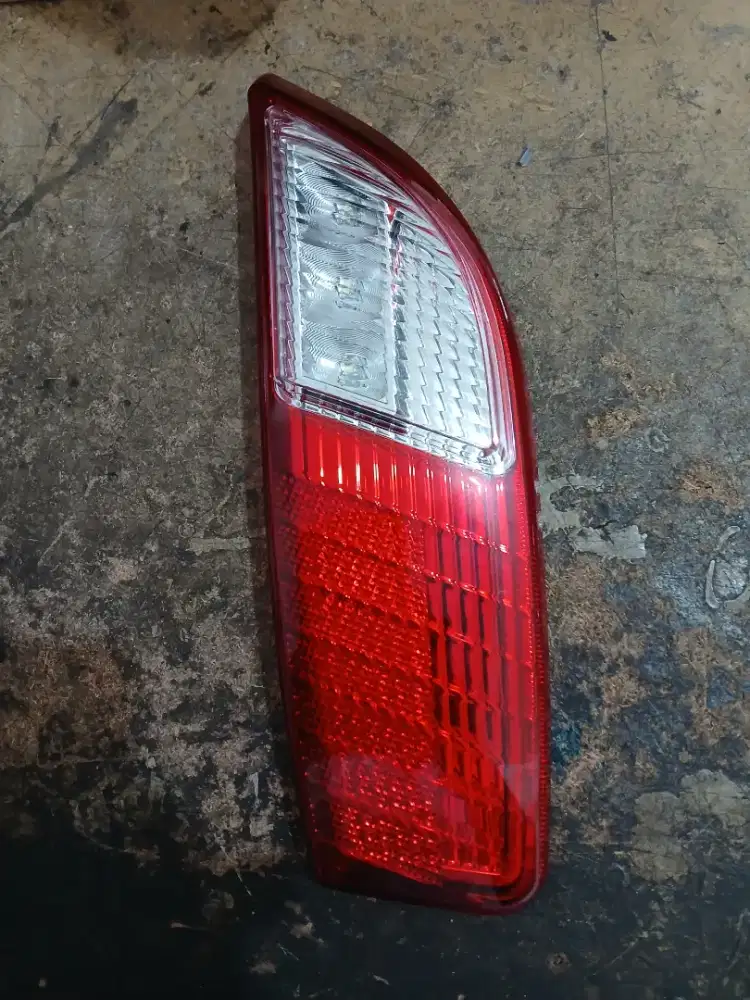 Reflektor pintu bagasi agya ayla lama