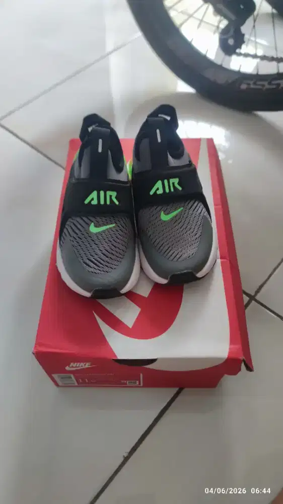 Sepatu anak sekolah