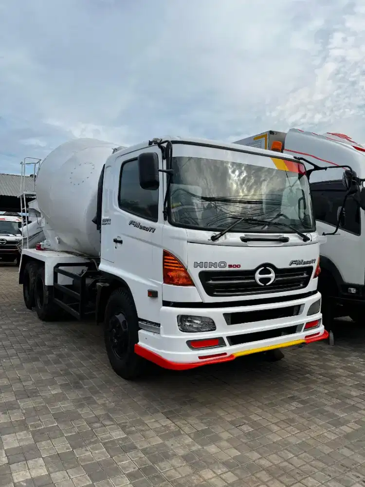 Truck mixer Hino lohan tahun 2014
