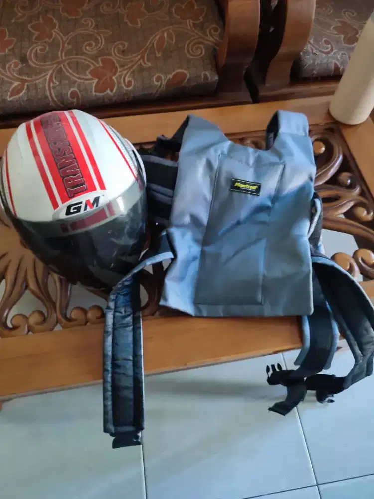 Helm dan sabuk anak