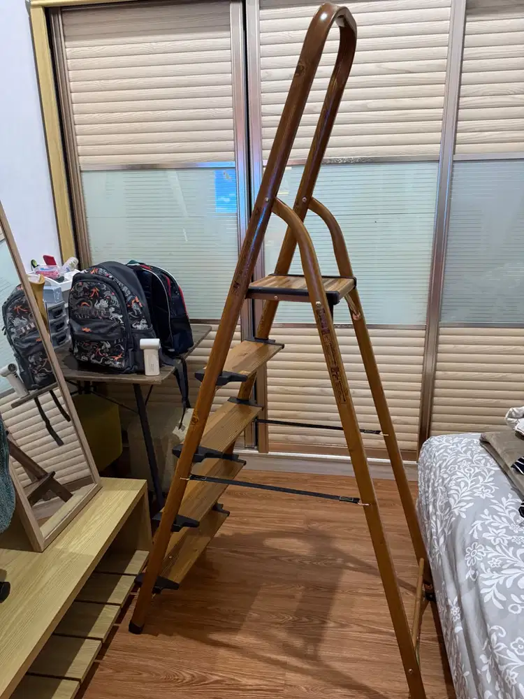 Tangga lipat 5 steps motif kayu beli di azko / Ace Hardware