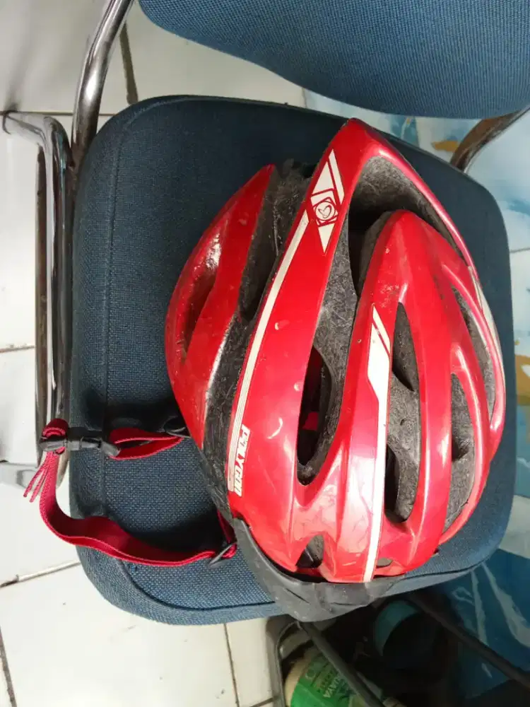 HELM SEPEDA POLYGON