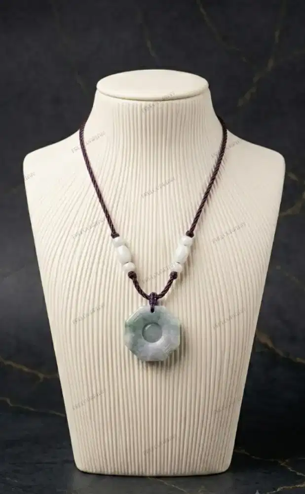 Liontin Giok Jadeite Asli Type A | Manik Putar | Bersertifikat