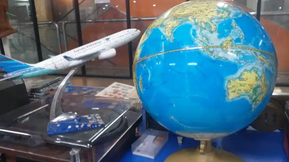 Globe bumi dan miniatur pesawat terbang