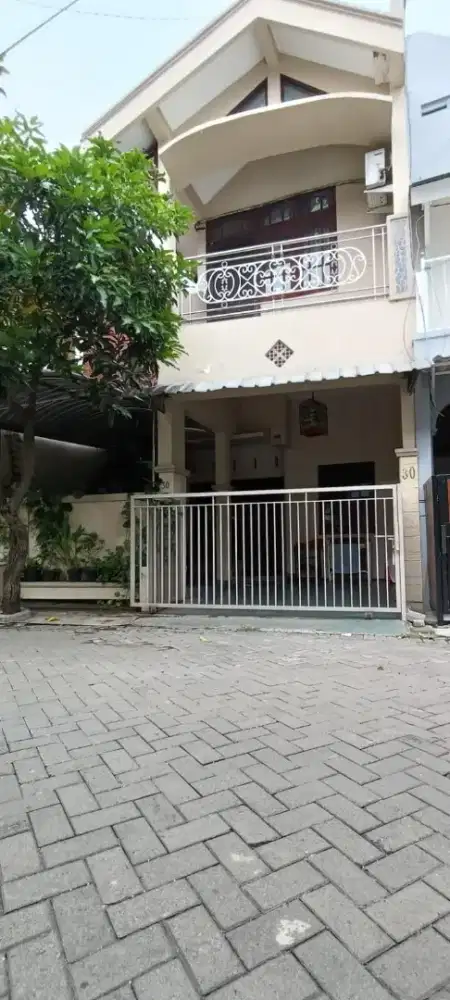Delta Sari rumah 2 lantai lokasi strategis baru renovasi