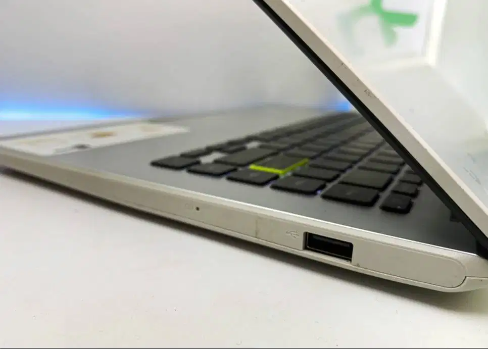 Laptop Asus VivoBook E410KAO Layar Full HD IPS Backlight bodi mulus be