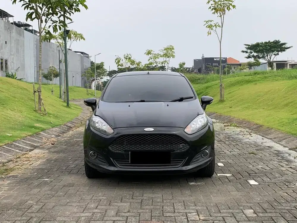 Ford Fiesta 1.4 Trend 2012 Manual Hitam Plat L
