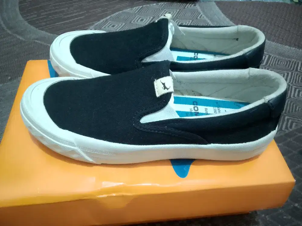 Sepatu Compass Slipon Retograde