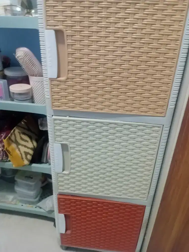 Di jual lemari pakaian