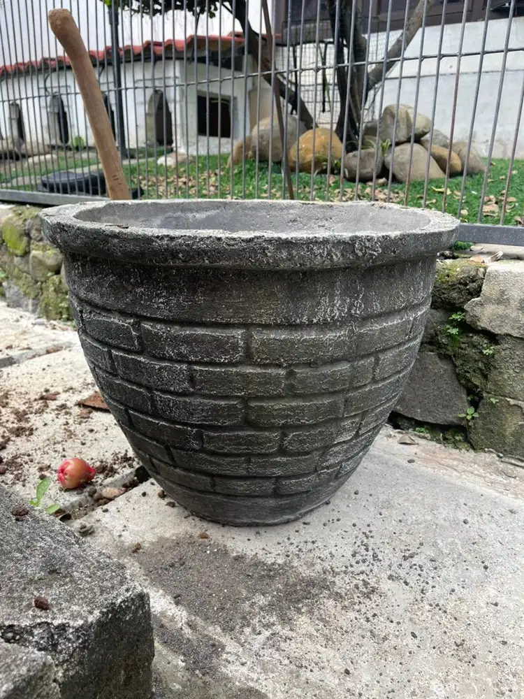 Pot semen motif batu diameter 50 cm untuk tanaman jumbo
