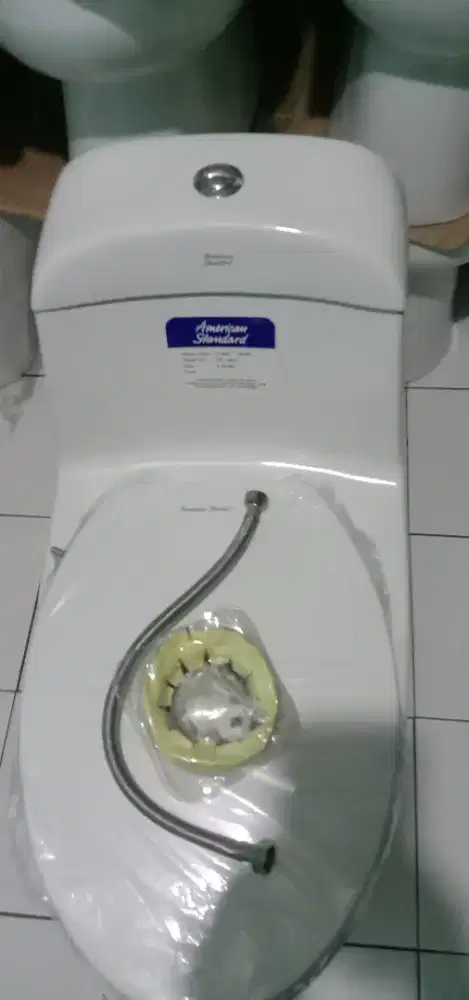 Kloset duduk mrek American standart monoblok