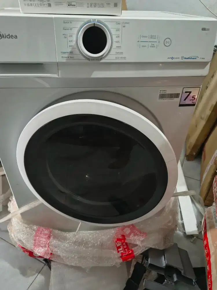 Mesin cuci front loading baru eks display. Midea 7.5kg