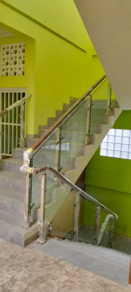 Railing tangga kaca