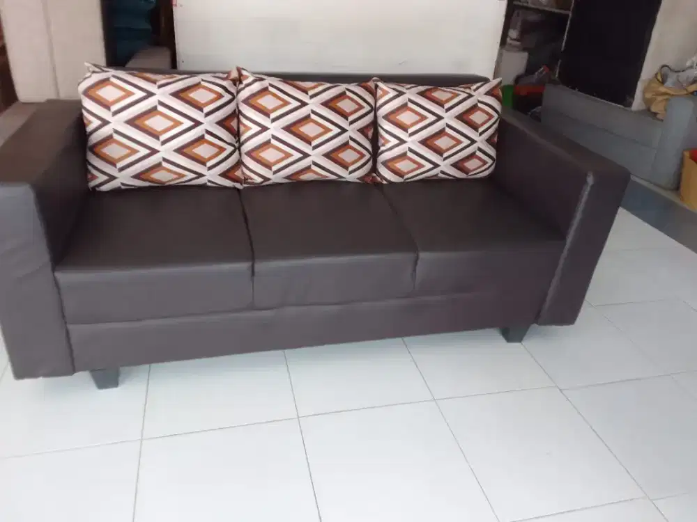 Sofa 3ddkan warna coklat bunus bantal3