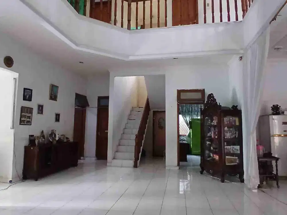 Dijual Rumah dengan Halaman luas dan paviliun