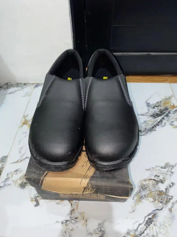 sepatu safety baru