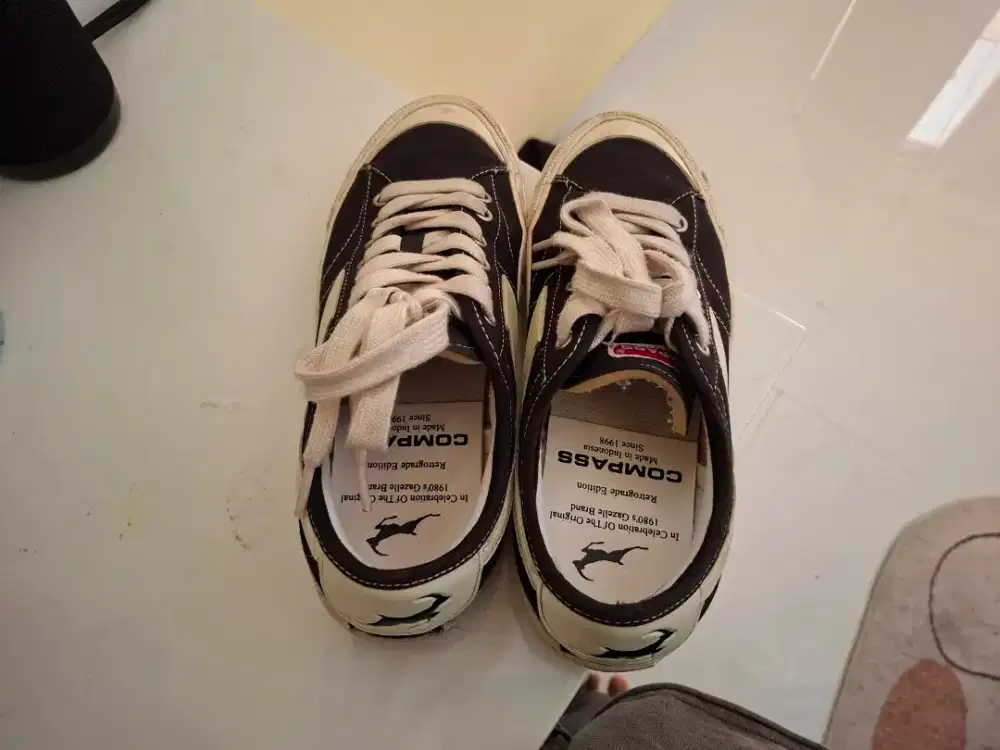 Sepatu Compass Retrograde Edition
