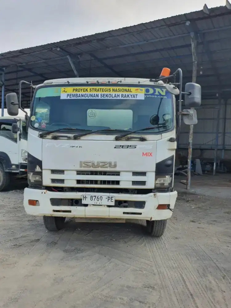 Truck mixer Isuzu 7 kubik tahun 2017