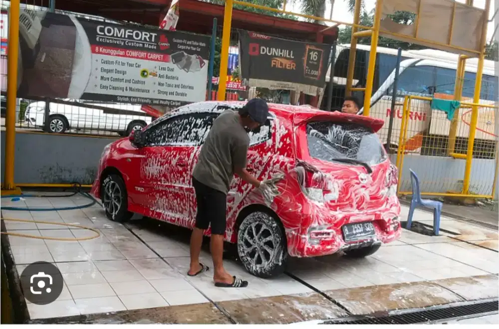 Karyawan tenaga tukang cuci mobil motor