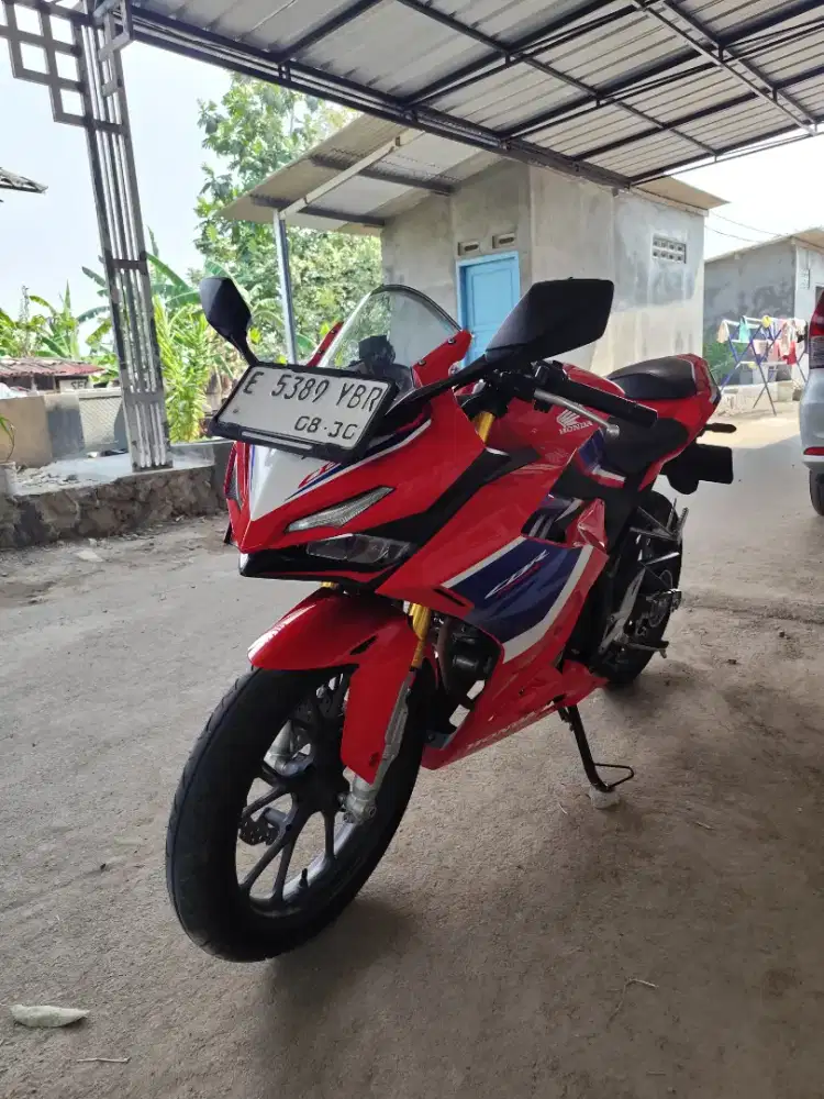 HONDA CBR 150R TRICOLOR 2025 KM 7RB