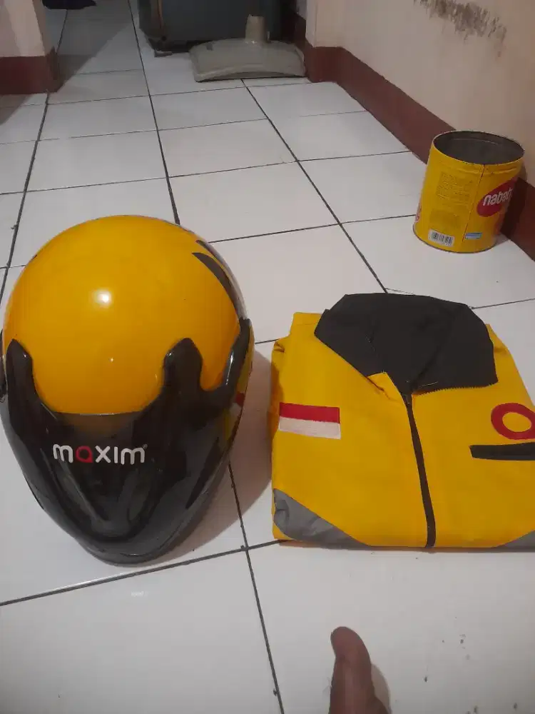 Mau jual helm maxim dan jaket nya
