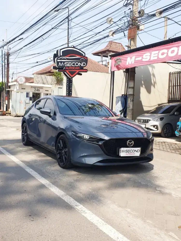 Mazda 3 Hatchback 2.0 Skyactiv-g 2024 Abu-abu Army on Red Odo 20k KM