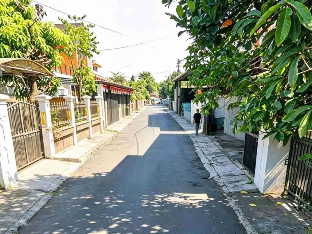 Dijual rumah tua di sayap jl Mutiara