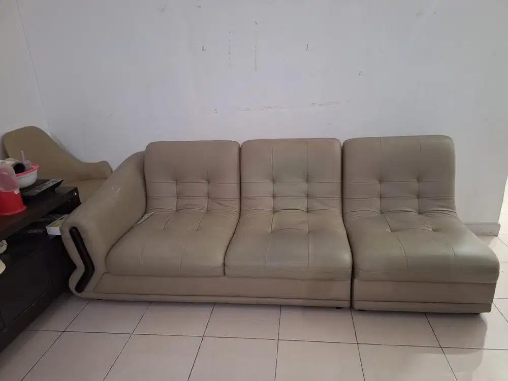 Sofa bisa rebahan yg 1 saya pake in cover karna ad kulit pecah sedikit