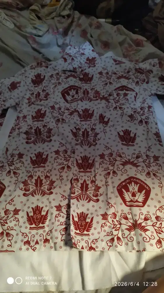 Baju batik merah sd