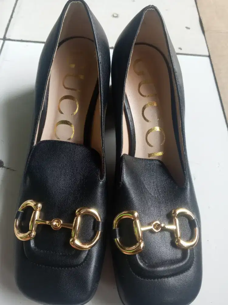Djual ja ni sepatu merk Gucci size 39