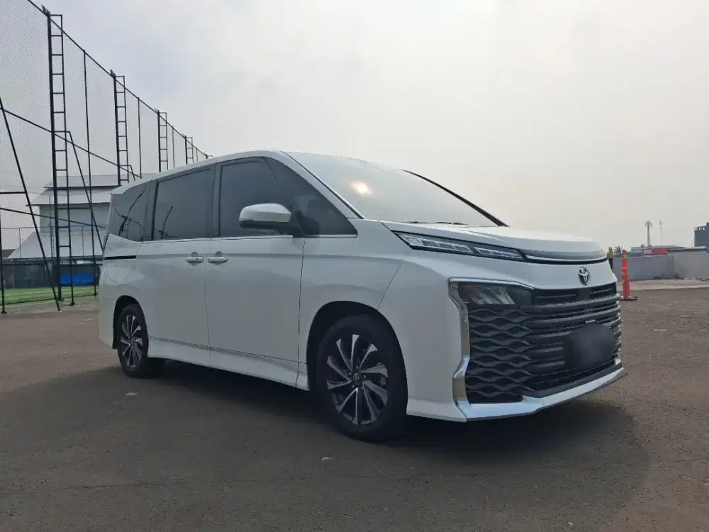 Only km 45k Toyota Voxy 2.0 AT 2022 Putih