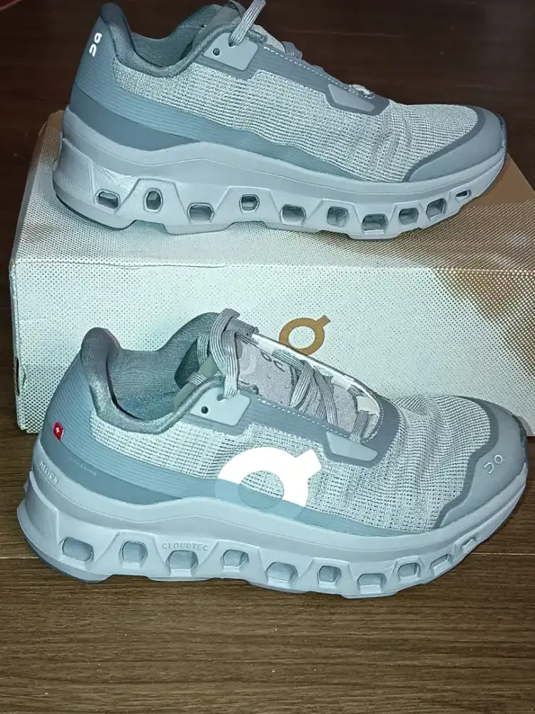 Sepatu OnCloud Monster Void Running Warna Grey