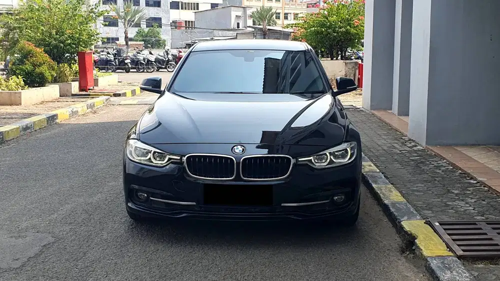 BMW 320i 320 i Sport LCi AT Hitam Metalik NIK 2016 Low Km 52Rb ANTIK