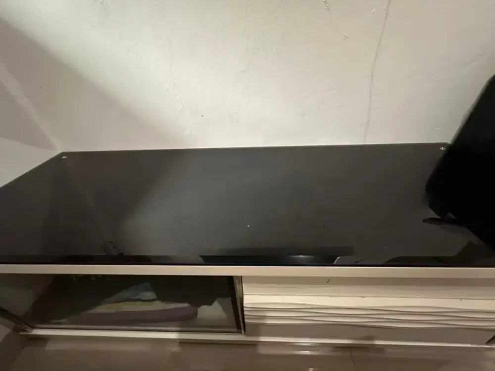Buffet TV bahan kayu kokoh berat