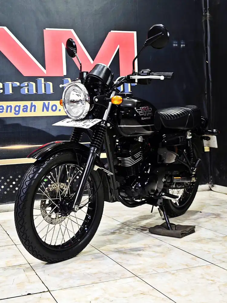 Kawasaki W 175 SE Black Style reg 2023 odo 5rb