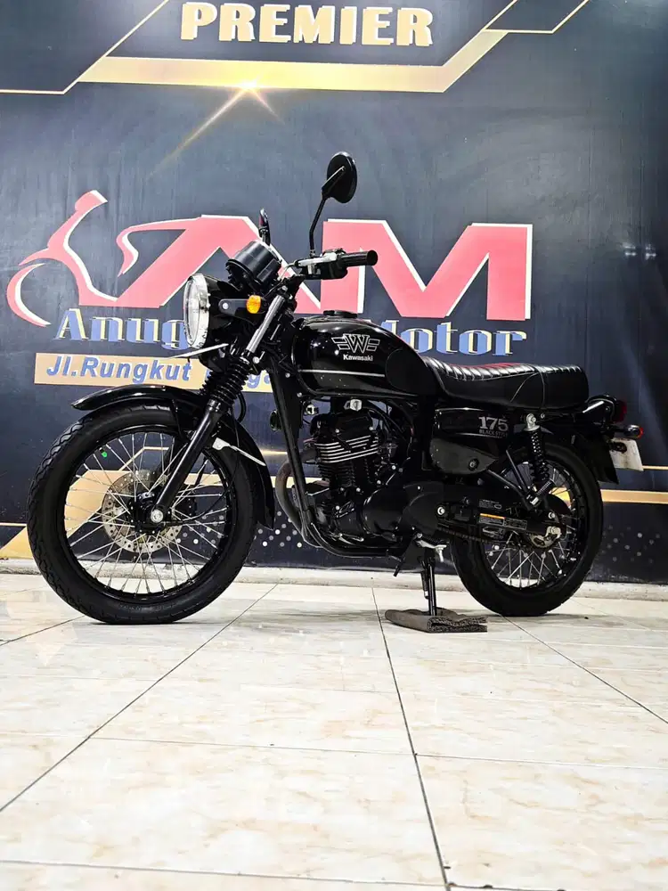 Kawasaki W 175 SE Black Style reg 2023 odo 5rb super