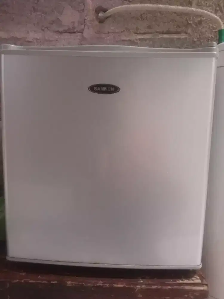 Kulkas mini sanken