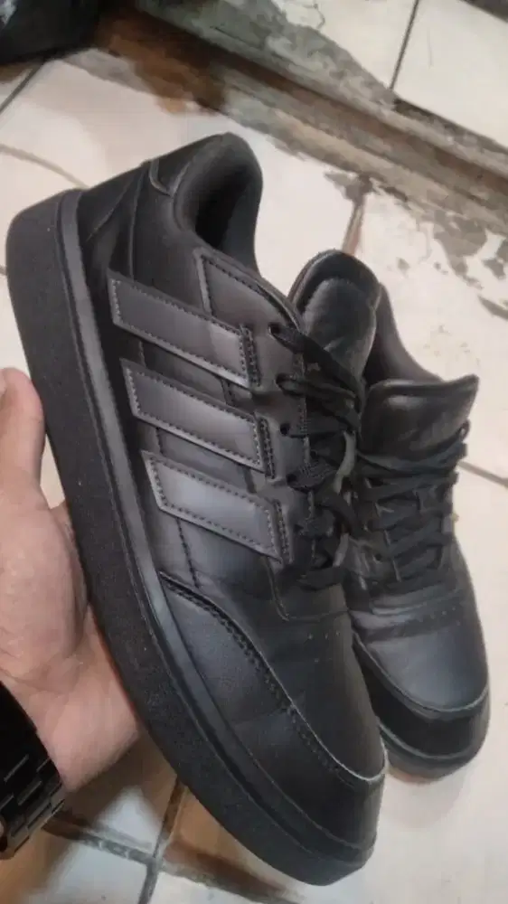 Sepatu running merk Adidas secen ori no 43