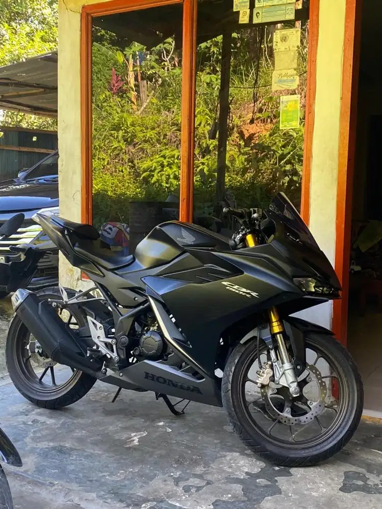 Cbr 150r hitam cari tuan baru
