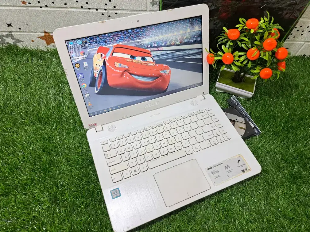 Laptopnasus X441U core i3 gen 6 normal semua siap pakai lancar jaya