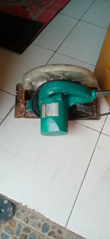Mesin potong kayu