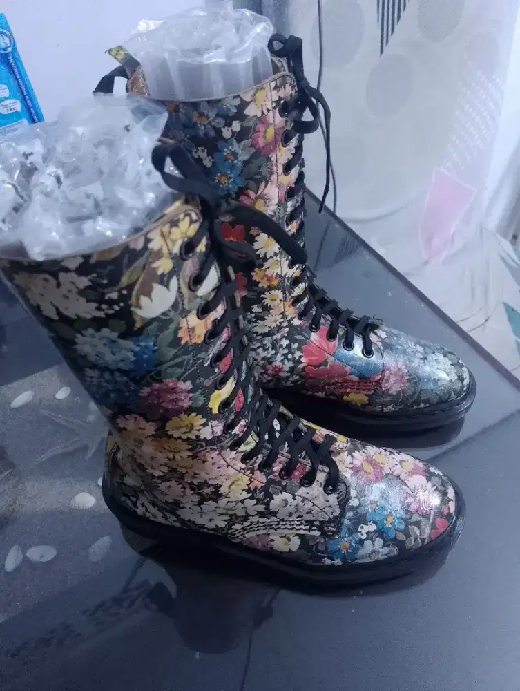 Dijual sepatu Doctor Marteen made in England motif bunga kondisi bagus