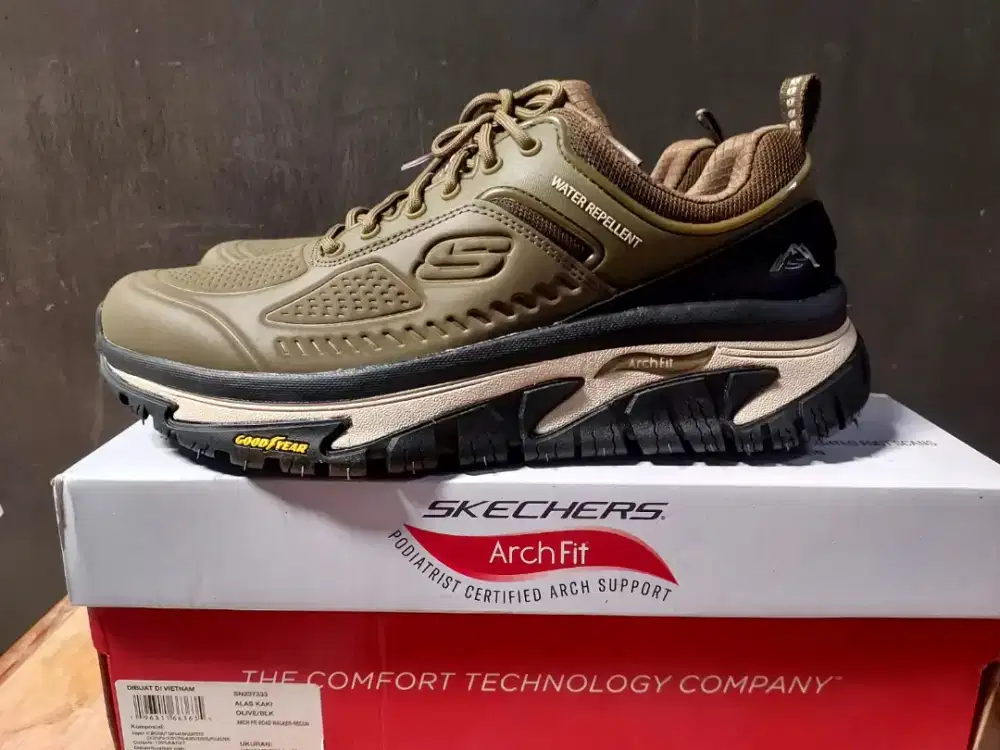SEPATU SKECHERS PRIA GOOD YEAR PERFORMANCE OUTSOLES UKURAN 42 BARU
