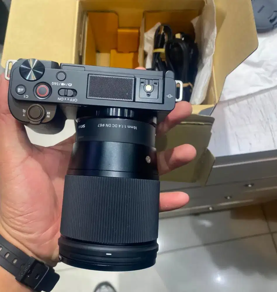 Jual 2  kamera Sony ZV E10 +lensa sigma 30mm + lensa 16mm